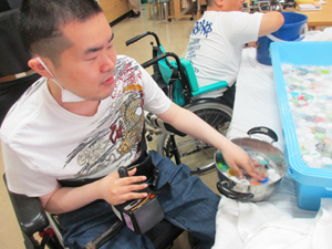 みんなで集めたキャップをお湯と洗剤で洗っています。汚れがひどいものは個別に洗います。