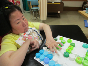 印刷した版下用紙に速乾用のボンドを使用して貼付けていきます。接着剤だと匂いがきついので速乾用のボンドがお勧めです。