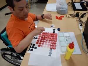 印刷した版下用紙に速乾用のボンドを使用して貼付けていきます。たっぷりつけて接着します。