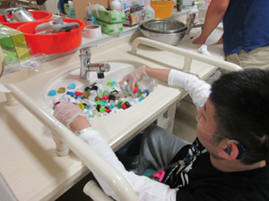 キャップを洗剤で洗った後、水洗いをして汚れを落とします。