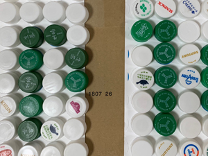 キャップを貼付けたA3サイズを合わせていきます。最後、段ボールに強力両面テープを使用して貼付けます。