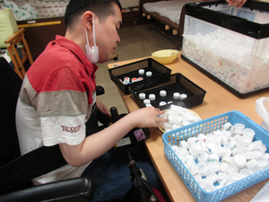 白のキャップを２種類に分けています。印刷面が少ないものと多いものに分けています。