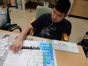 絵具のパレットにボンド出してキャップにつけて貼っています。